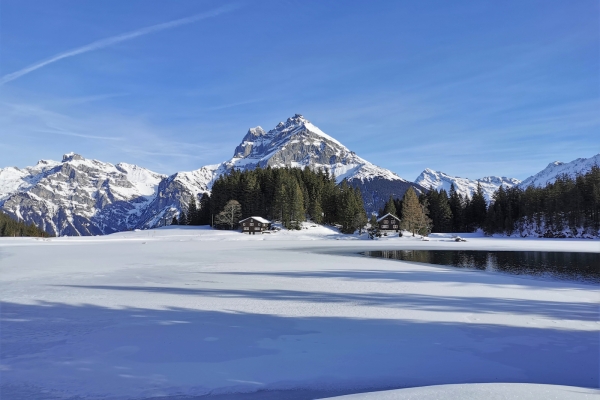 En raquettes au-dessus de la vallée de la Reuss