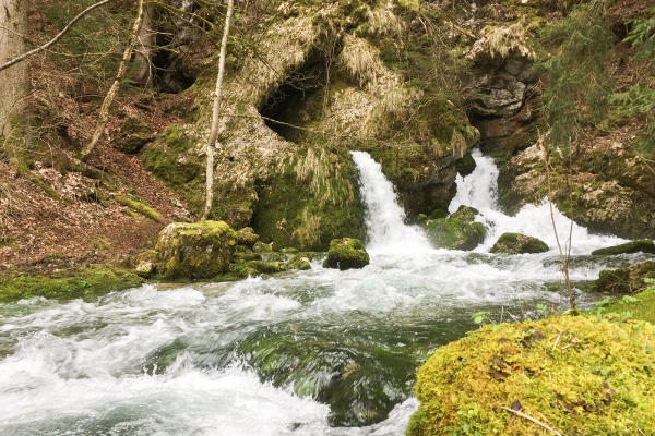 Höhlenabenteuer im Val-de-Traves