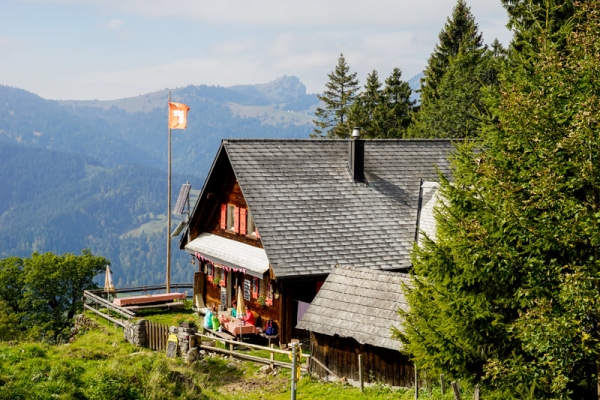 Luftiger Gipfel, scharfe Grate und weiter Himmel