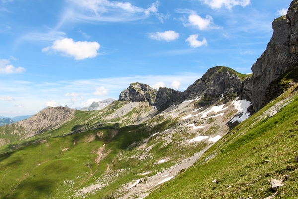 Steile Aufstiege im Blütenparadies