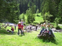 Spielen am Bach und Bräteln im Suldtal