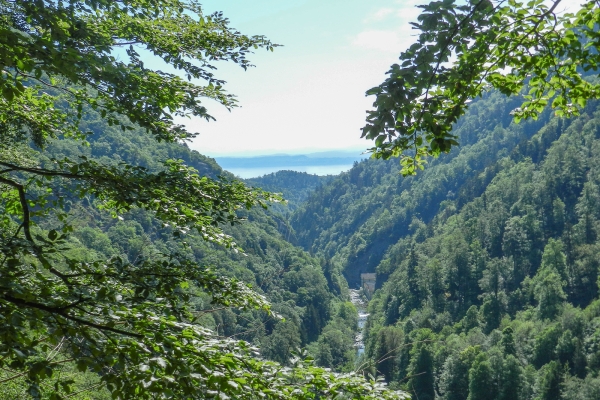 Historische Markierungen über der Areuse