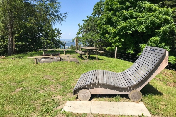 Familienwanderung durch eine Drumlinlandschaft