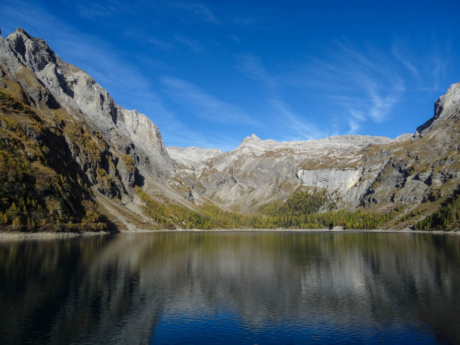 Le Lac de Tseuzier baigné dans la lumière matinale Photo: Vera In-Albon