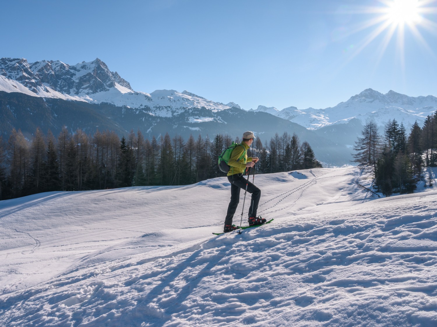 La première partie du tour en raquettes offre un panorama époustouflant. Photo: Jon Guler