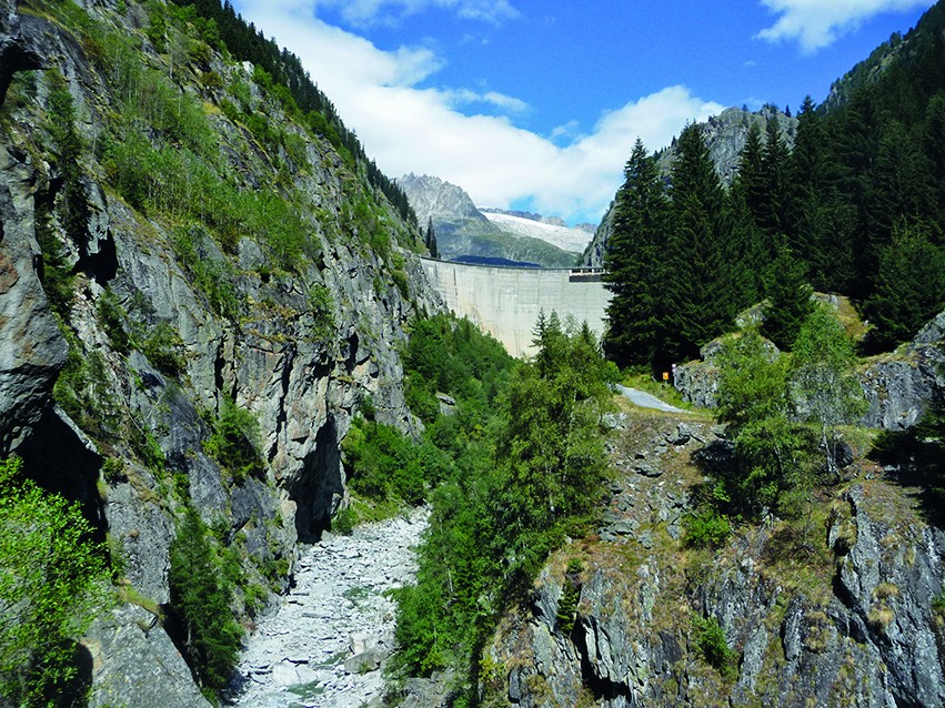 Auf der Massabrücke, Blick zur Staumauer Gibidumsee.
Bilder: Werner Forrer