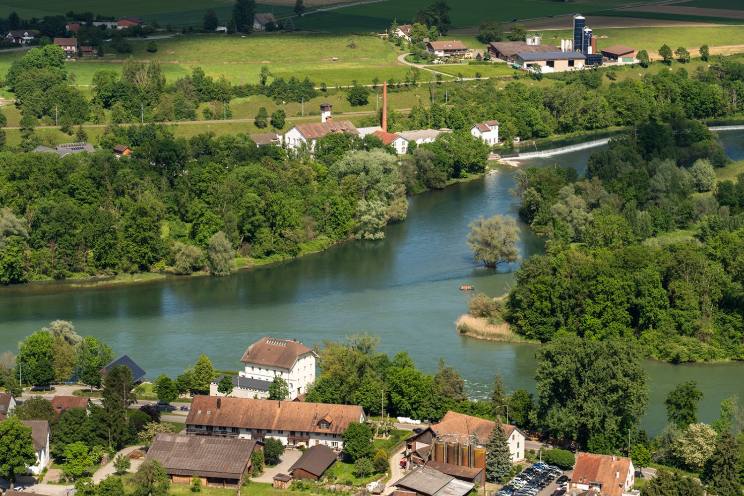 Vom Bruggerberg ist gut sichtbar, wie die Limmat in die Aare mündet. Bilder: Severin Nowacki