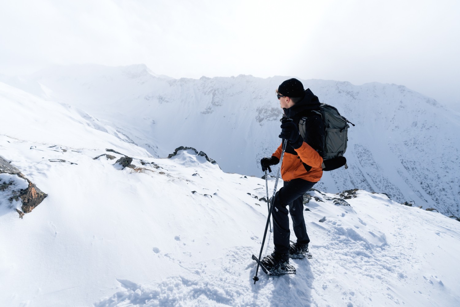 Le chemin suit une crête enneigée jusqu’au Piz Darlux. Photo: Jon Guler