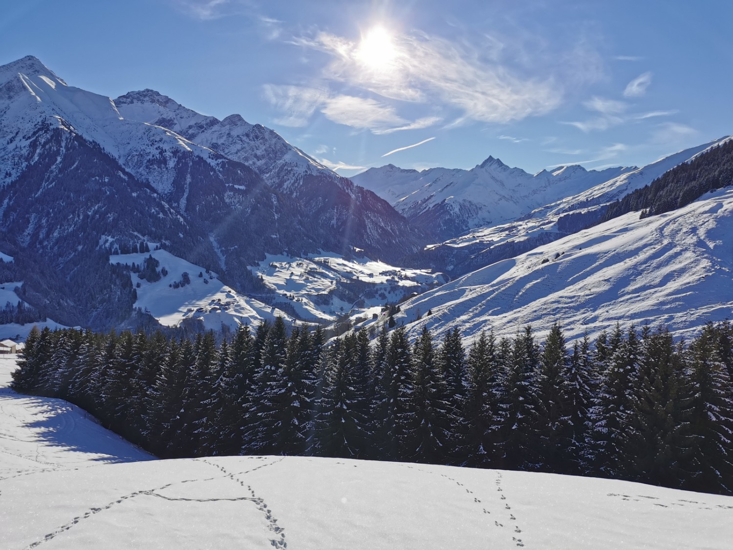 Le Val Lumnezia avec le Piz Regina (à g.) et le Piz Terri (au fond). Photo: Andreas Staeger