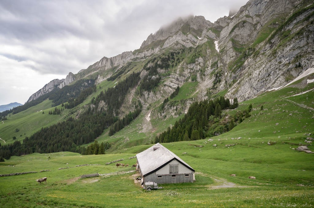 Auf einsame Ställe trifft man während der ganzen Wanderung. 