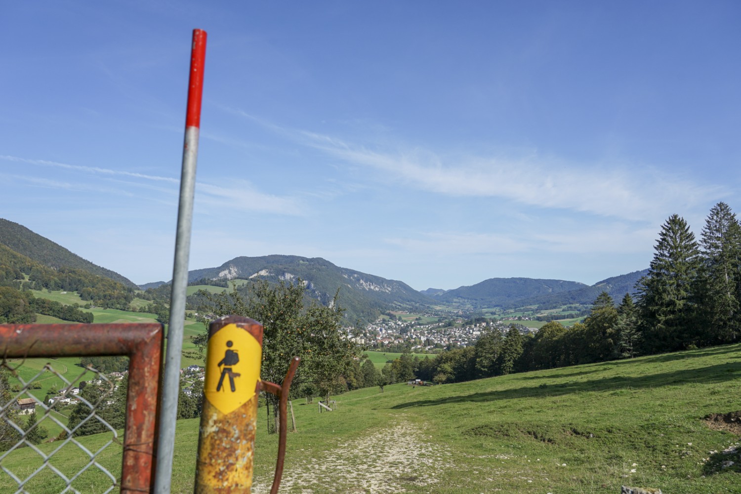 Mit Blick auf Moutier führt der Wanderweg über Wytweiden zurück nach Perrefitte. Bild: Reto Wissmann