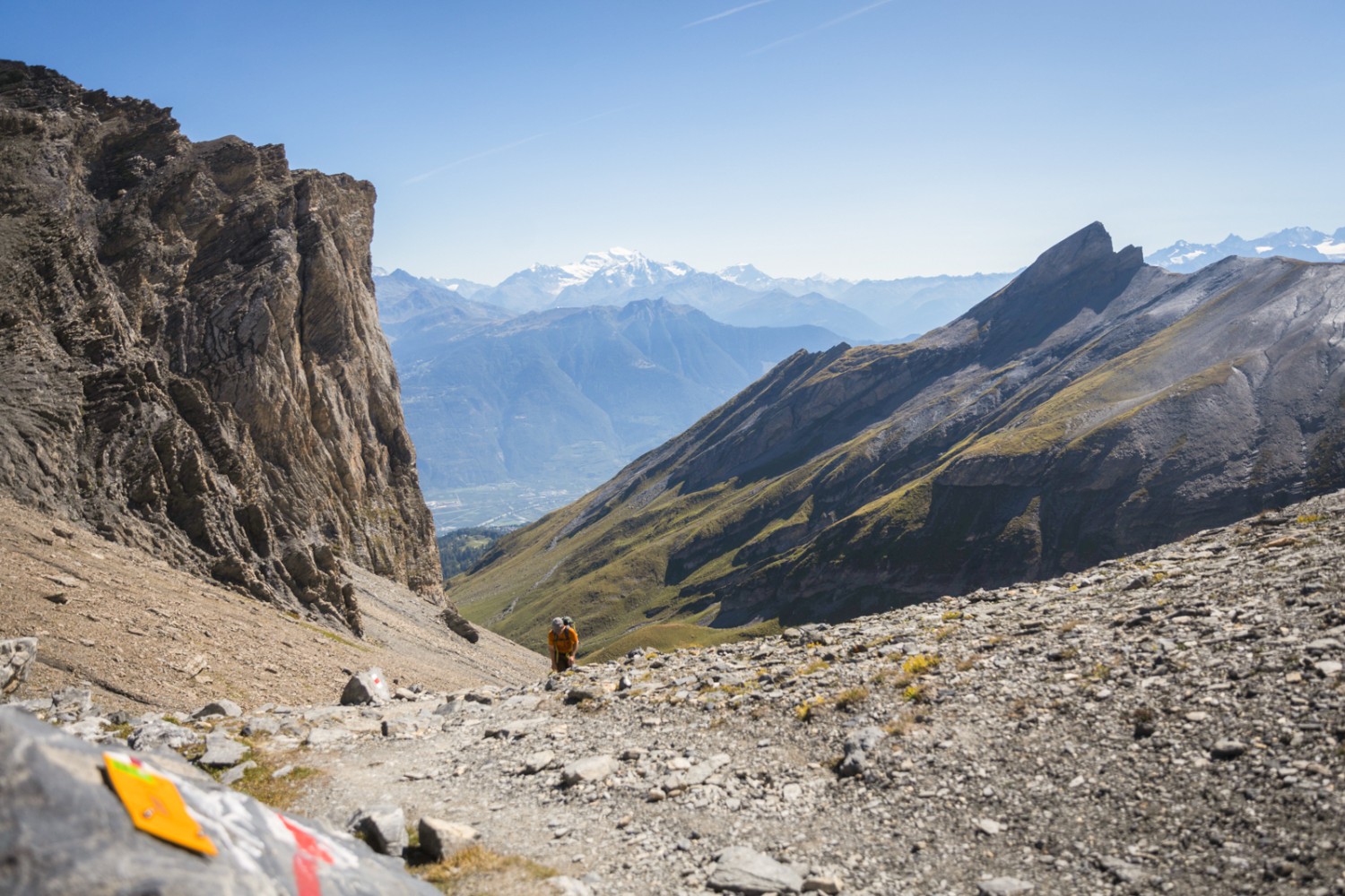 In der Ferne glitzern die Walliser Hochalpen. Bild: Alex J. Wissmann