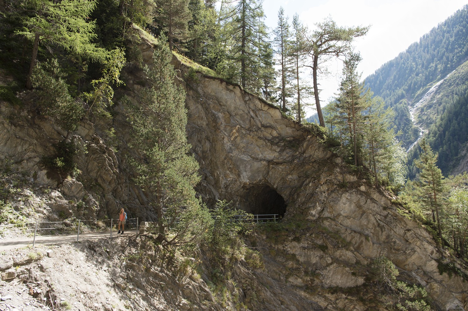 La gorge de Twingi est étroite et abrupte. Les randonneurs peuvent y pénétrer, les voitures, elles, empruntent le tunnel. Photo: Raja Läubli