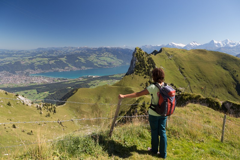 Peu avant d’arriver au restaurant du Stockhorn, on voit déjà bien le lac et la ville de Thoune. Du sommet, le panorama et la vue plongeante sont encore plus spectaculaires. Photo: Markus Ruff