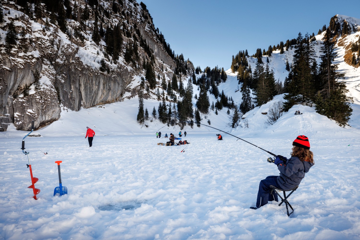 Früh übt sich. Eisfischer am Hinderstockesee.Bild: Severin Nowacki