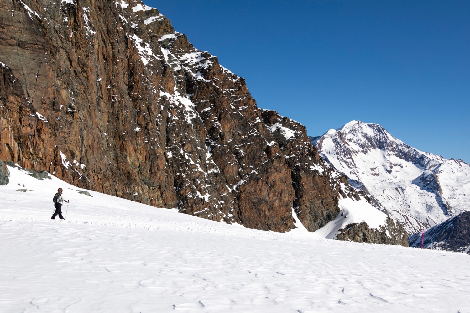 Randonnée hivernale au pied des rochers cuivrés de l’Egginer.