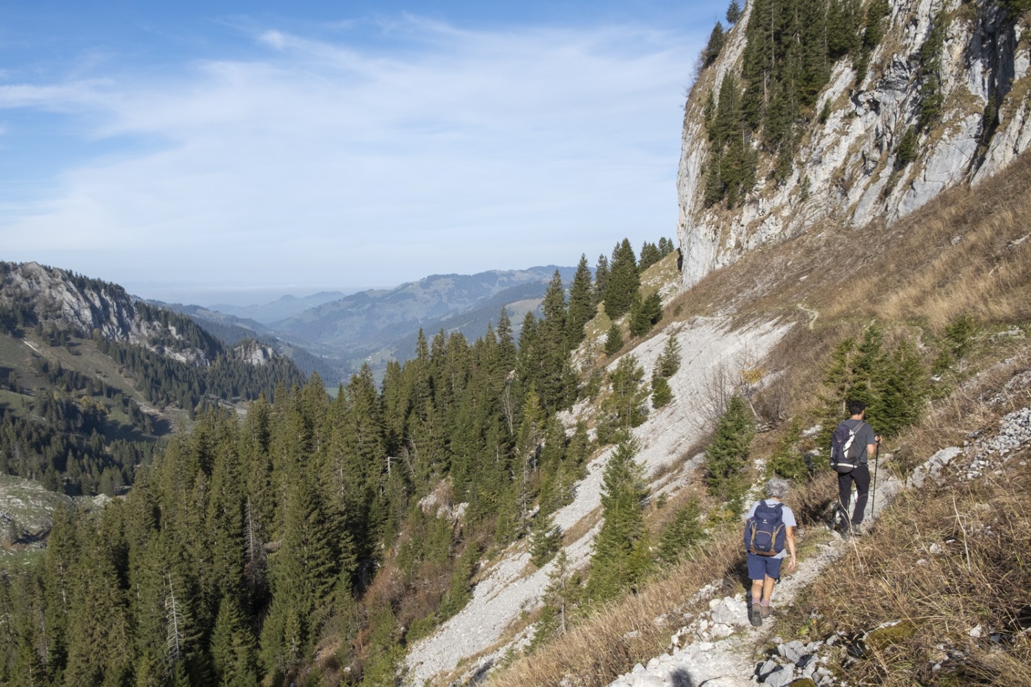 Am Fuss der Berge des Breccaschlunds geht es dem Schwarzsee entgegen.