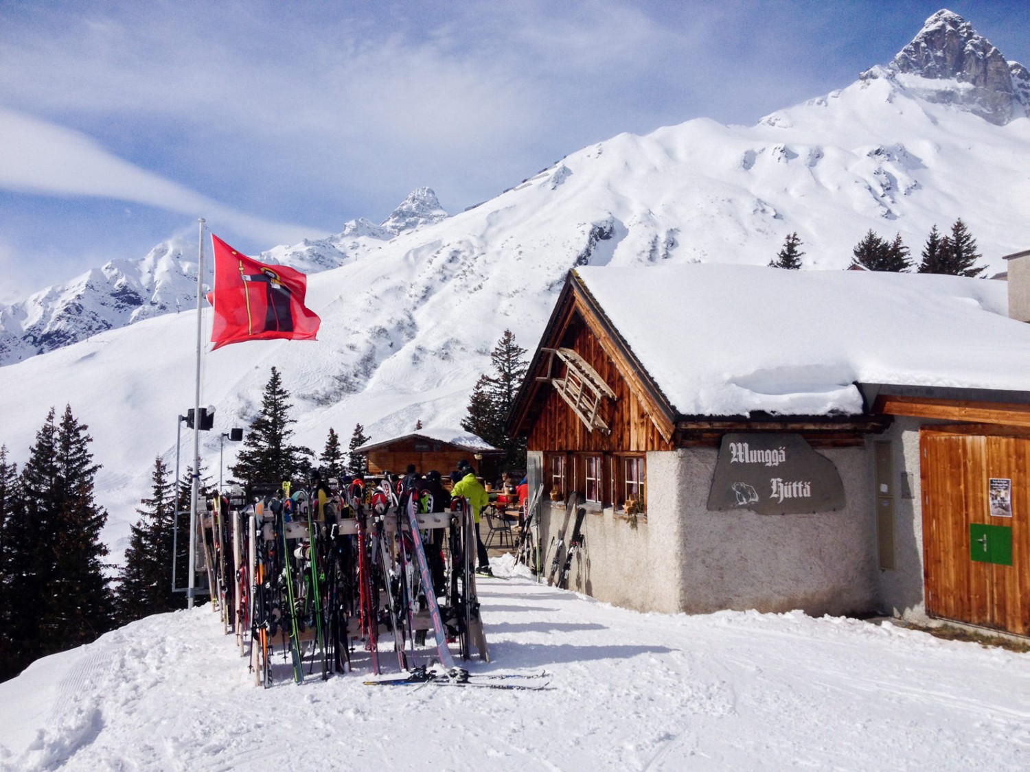 Auf der Sonnenterasse mit Schneebar ist immer Betrieb. Bild: Claudia Peter