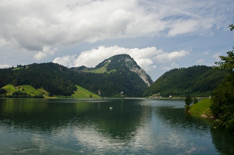 Wägitalersee Richtung Staumauer und Gross Aubrig.Bild: Erhard Gick, Geschäftsstelle Schwyzer Wanderwege