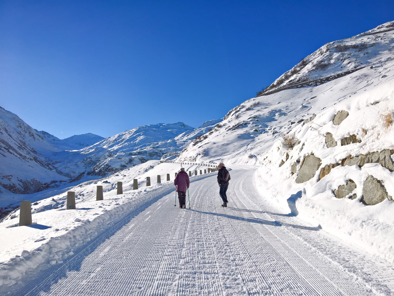 Auf dem Weg nach Tiefenbach: Die Passstrasse gehört den Fussgängern. Bilder: Andreas Staeger