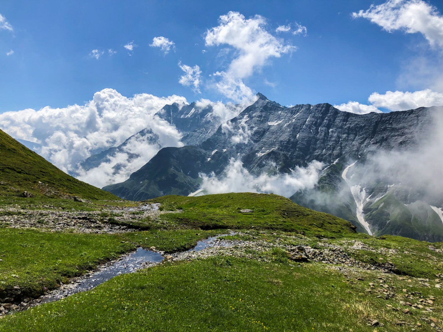 Dort drüben, hinter Ringelspitz, Tristelhorn und Glaserhorn, liegt Flims. Bild: Vera In-Albon