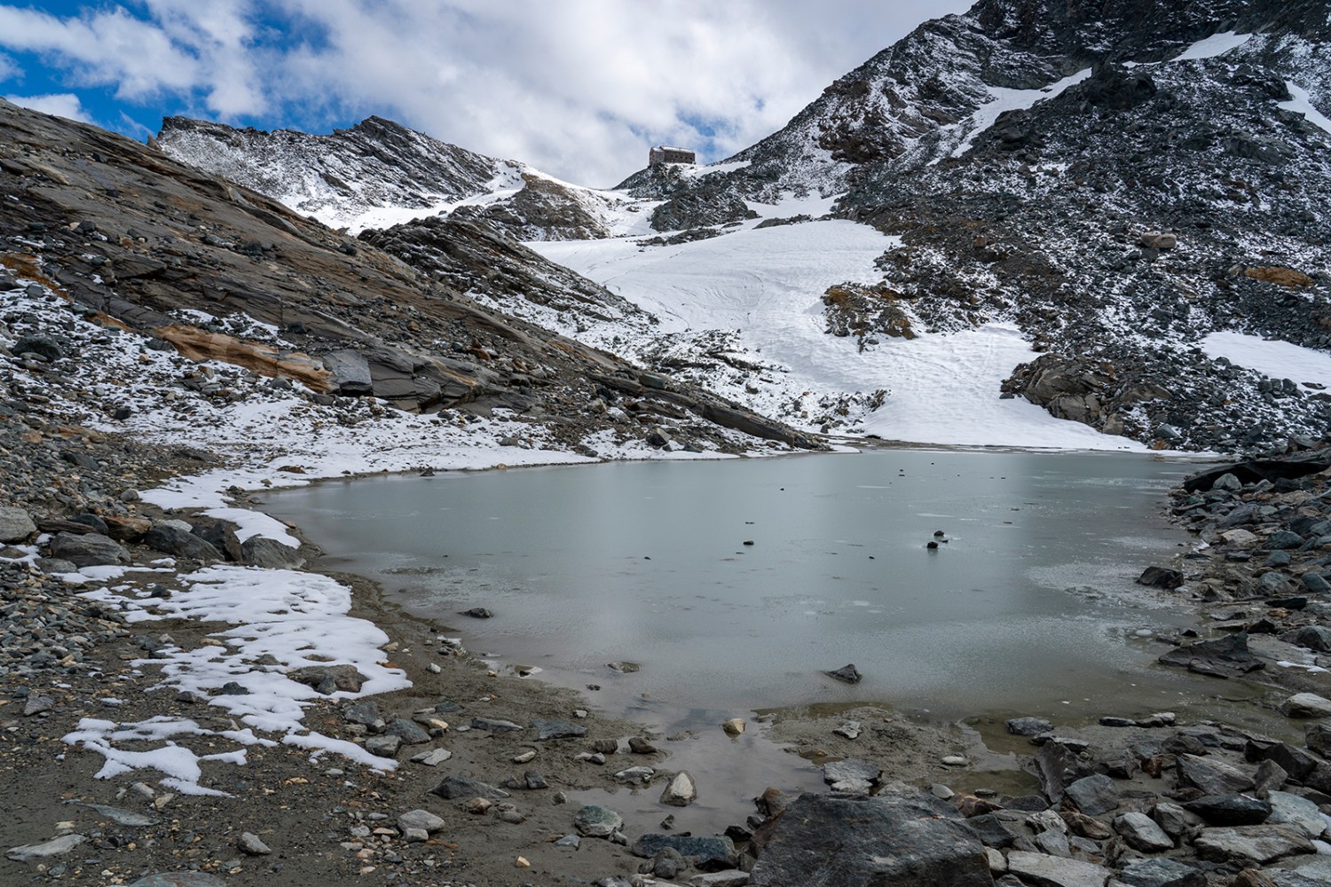 La cabane Britannia apparaît peu après le col d’Egginerjoch.