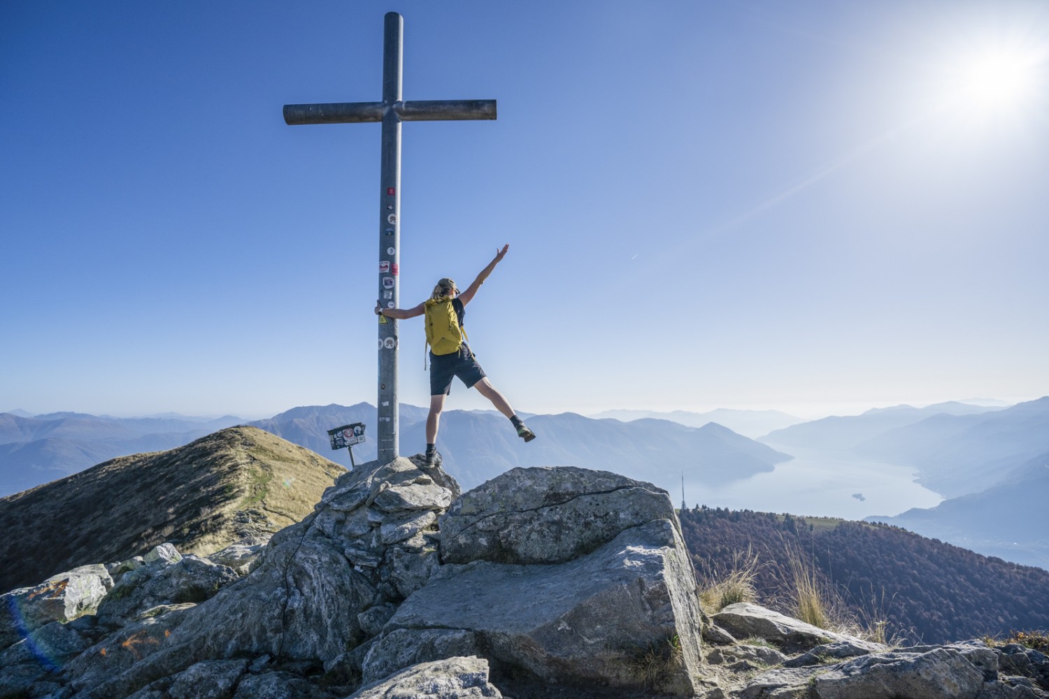 Le panorama depuis la croix sommitale de la Cima della Trosa récompense les efforts fournis à la montée. Photo: Wanderblondies