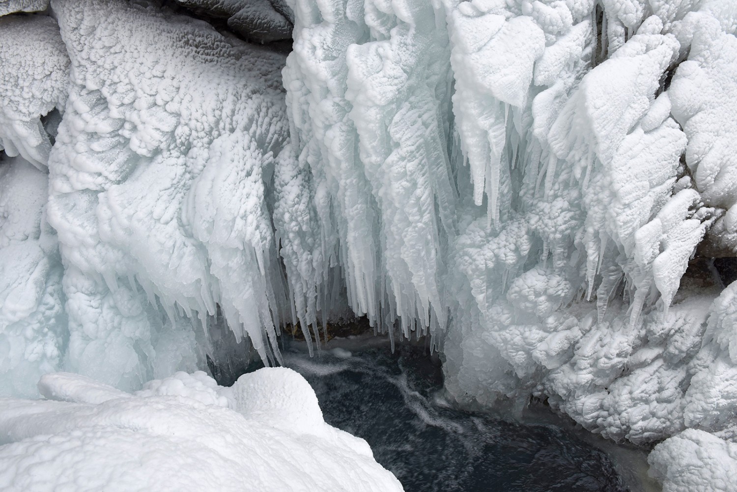 Les chutes de la Simme figées dans la glace.