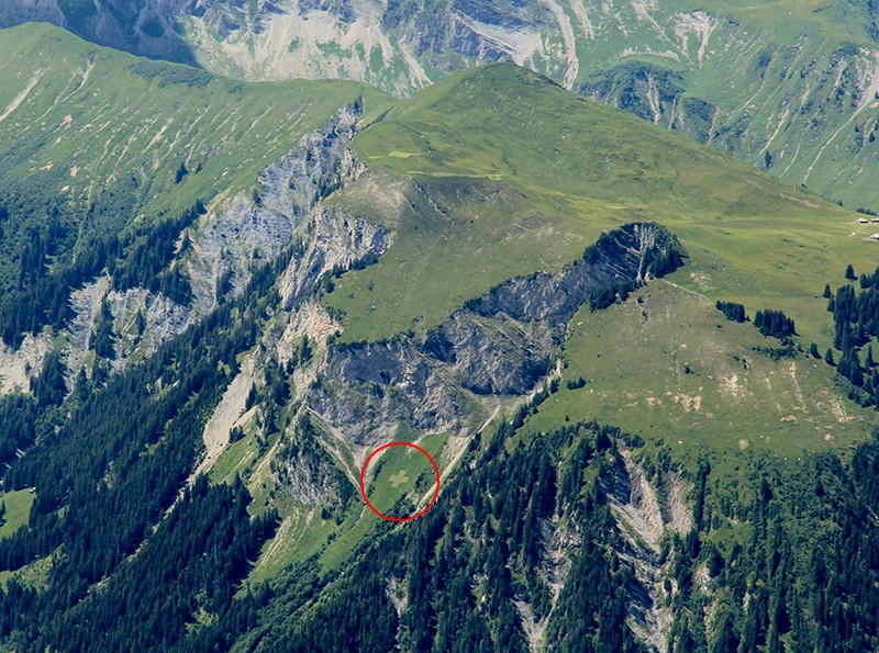 On la voit de très loin, la croix suisse fait partie de La Lenk depuis 20 ans déjà. Photos: Elsbeth Flüeler