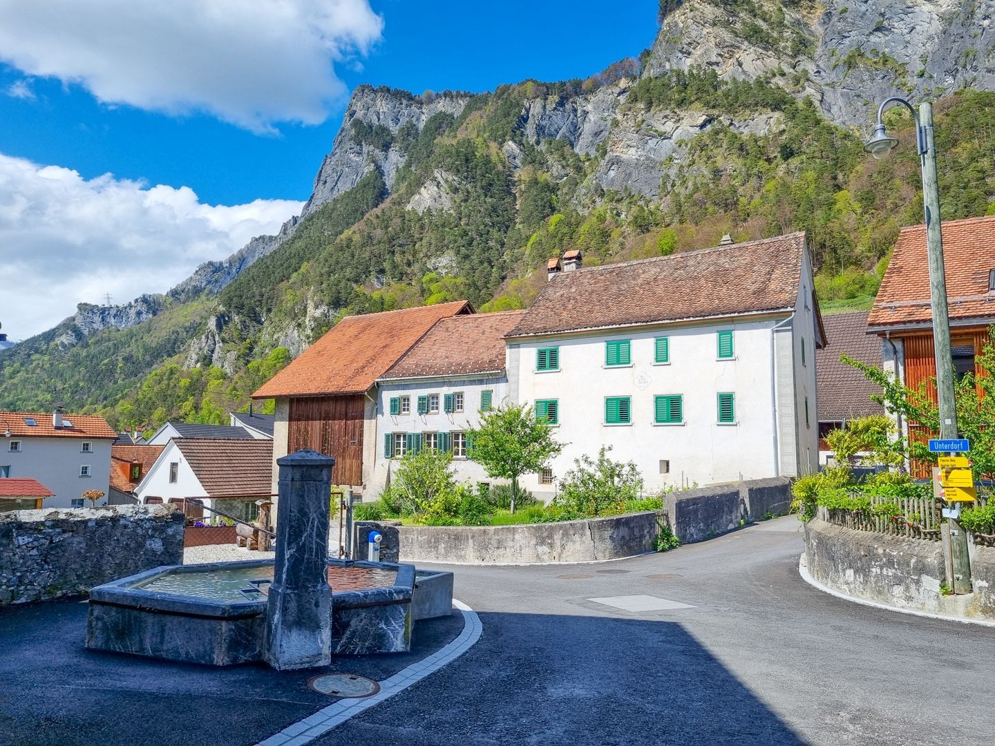 Die Wanderung führt durch die beschauliche Ortschaft Fläsch.