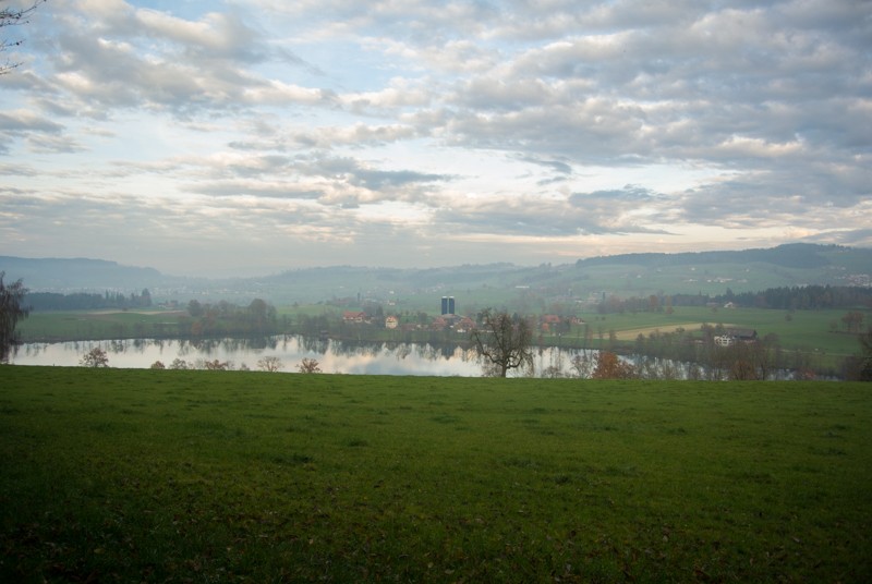 Friedlich liegt der Soppisee in der Dämmerung. Bilder: Vera In-Albon