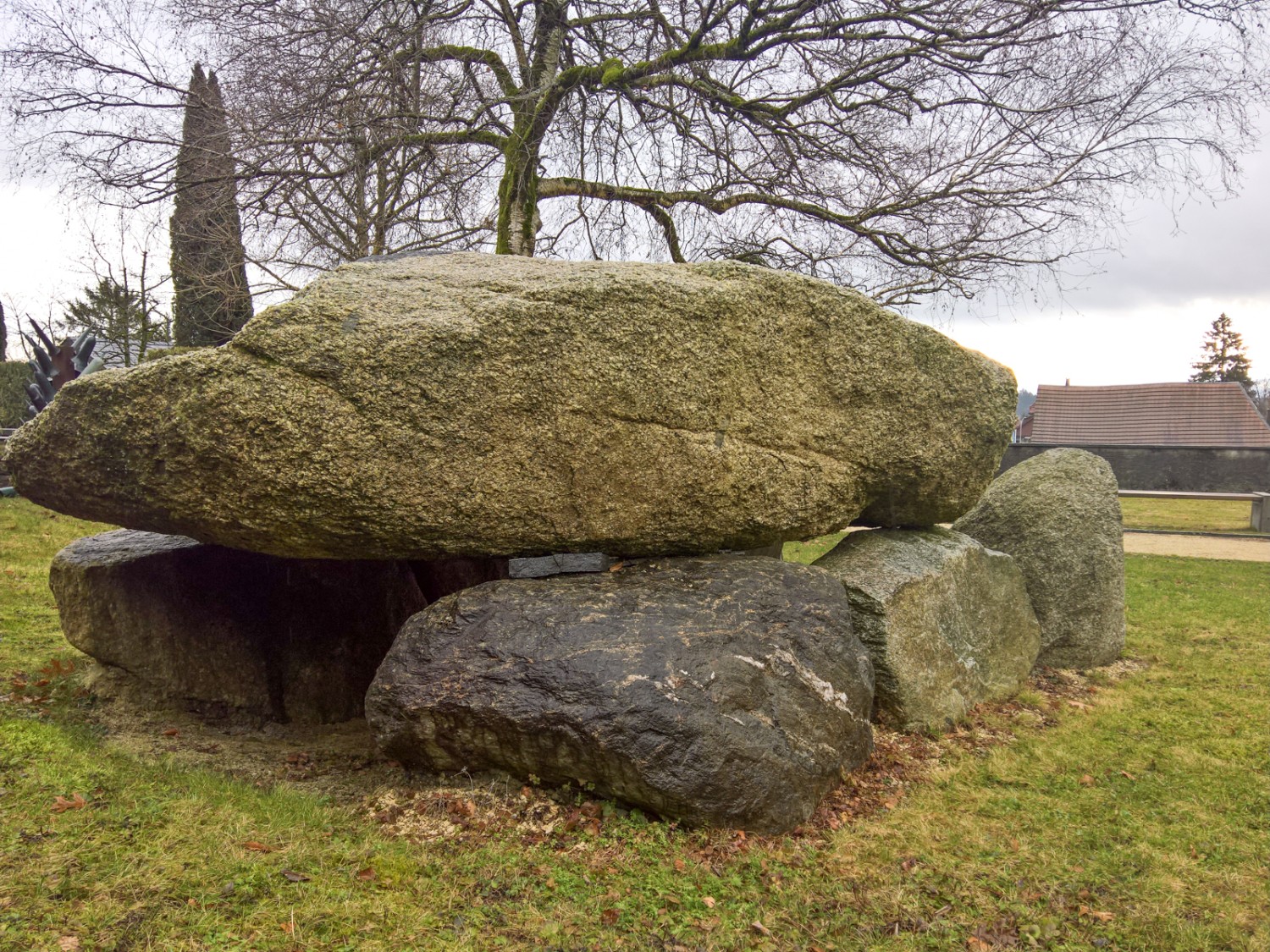 Der Dolmen von Oberbipp; die eindrückliche Megalithanlage steht neben der Dorfkirche. Bild: Andreas Staeger