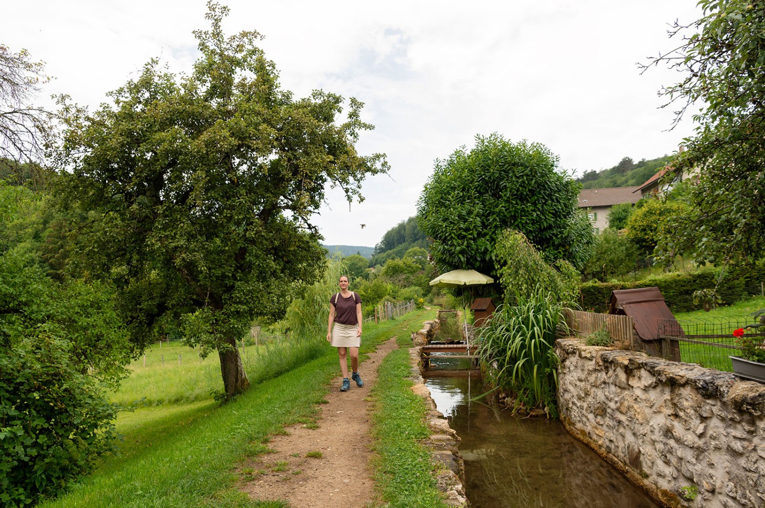 Petits ponts menant à des jardins privés sur le chemin de la cascade du Dard. Photo: Raja Läubli