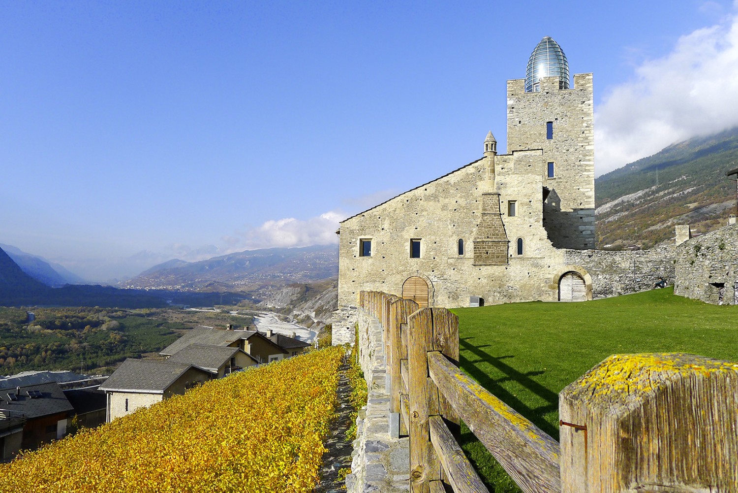 La coupole de verre de Mario Botta sur le château épiscopal de Loèche.