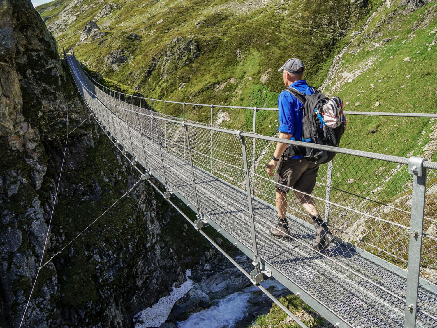 Le nouveau pont suspendu sur le Rein da Sumvitg facilite l’accès à la cabane Terri. Photo: Reto Wissmann