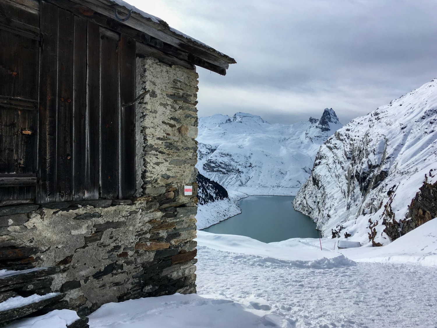 Vue époustouflante sur le lac de barrage et le Zervreilahorn. Photo: Claudia Peter