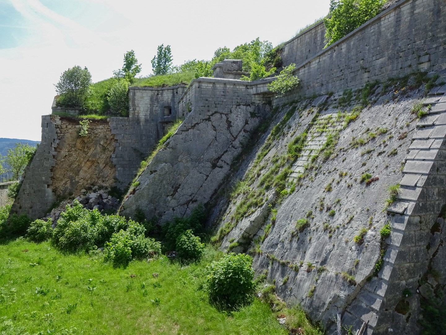 Le fort Mahler, qui fait face au château de Joux. Photo: Miroslaw Halaba