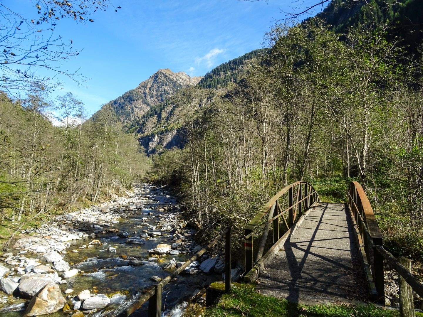 Au lieu-dit Sta. Domenica, le chemin franchit la Calancasca.