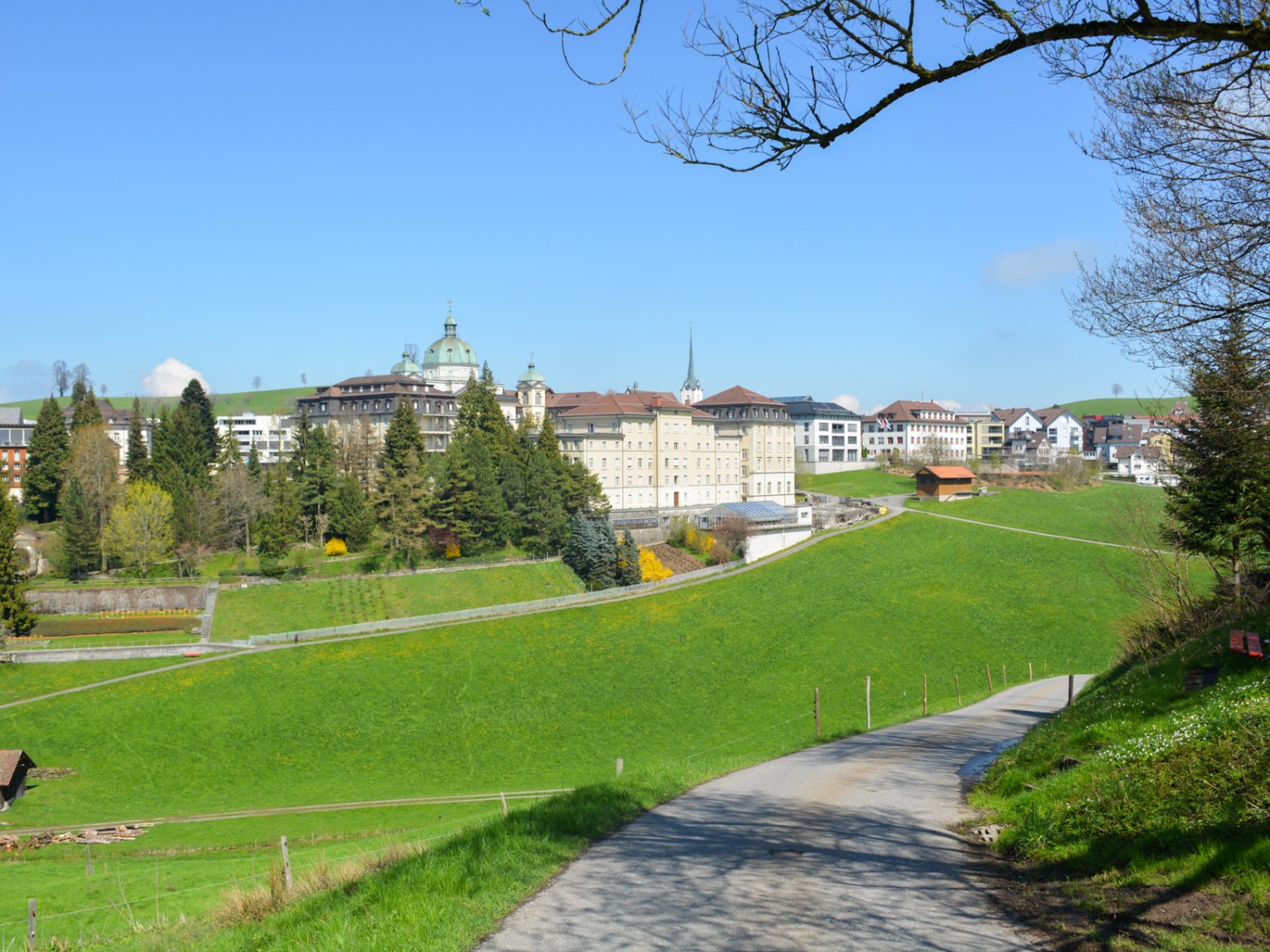 Menzingen als höchstgelegenstes Dorf im Kanton Zug, wird vom Monumentalbau des Instituts der Schwestern vom Heiligen Kreuz überragt. Bild: Werner Nef