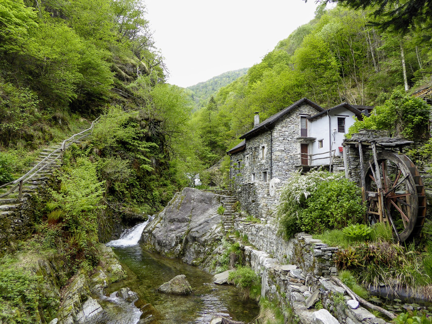 Un vieux moulin au bord du Ri di Mulitt, à côté du chemin de randonnée.