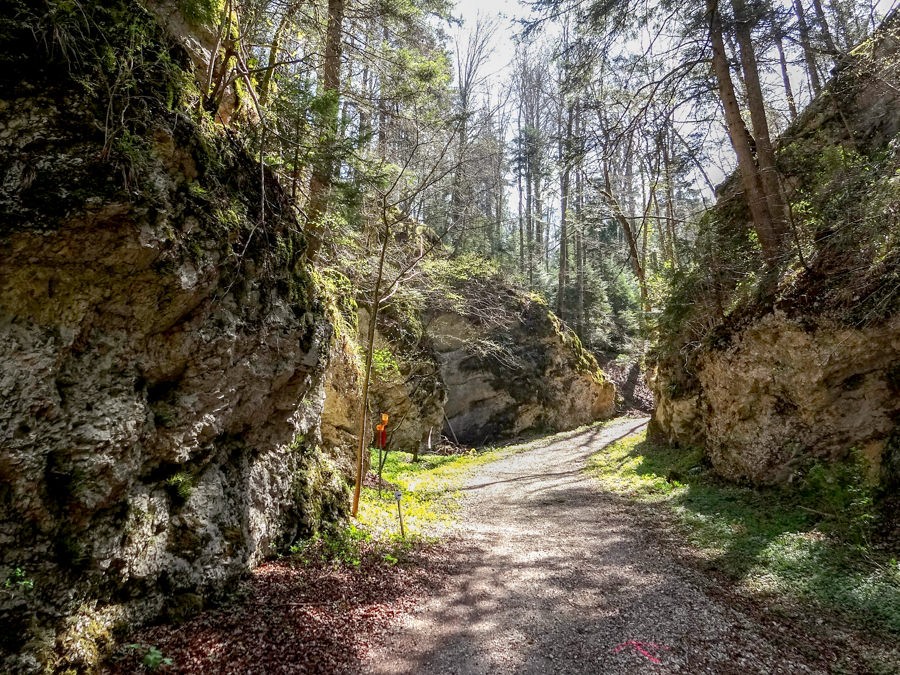 Bevor man die Vacherie Mouillard erreicht, schlängelt sich der Weg durch die Felsen. 