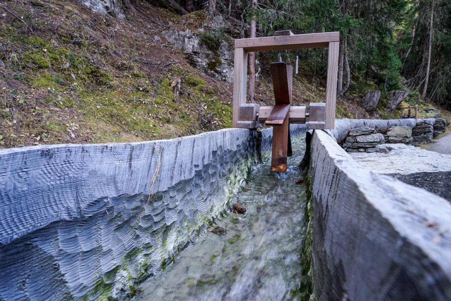 Le marteau de la roue à eau annonce que de l’eau coule dans le bisse.