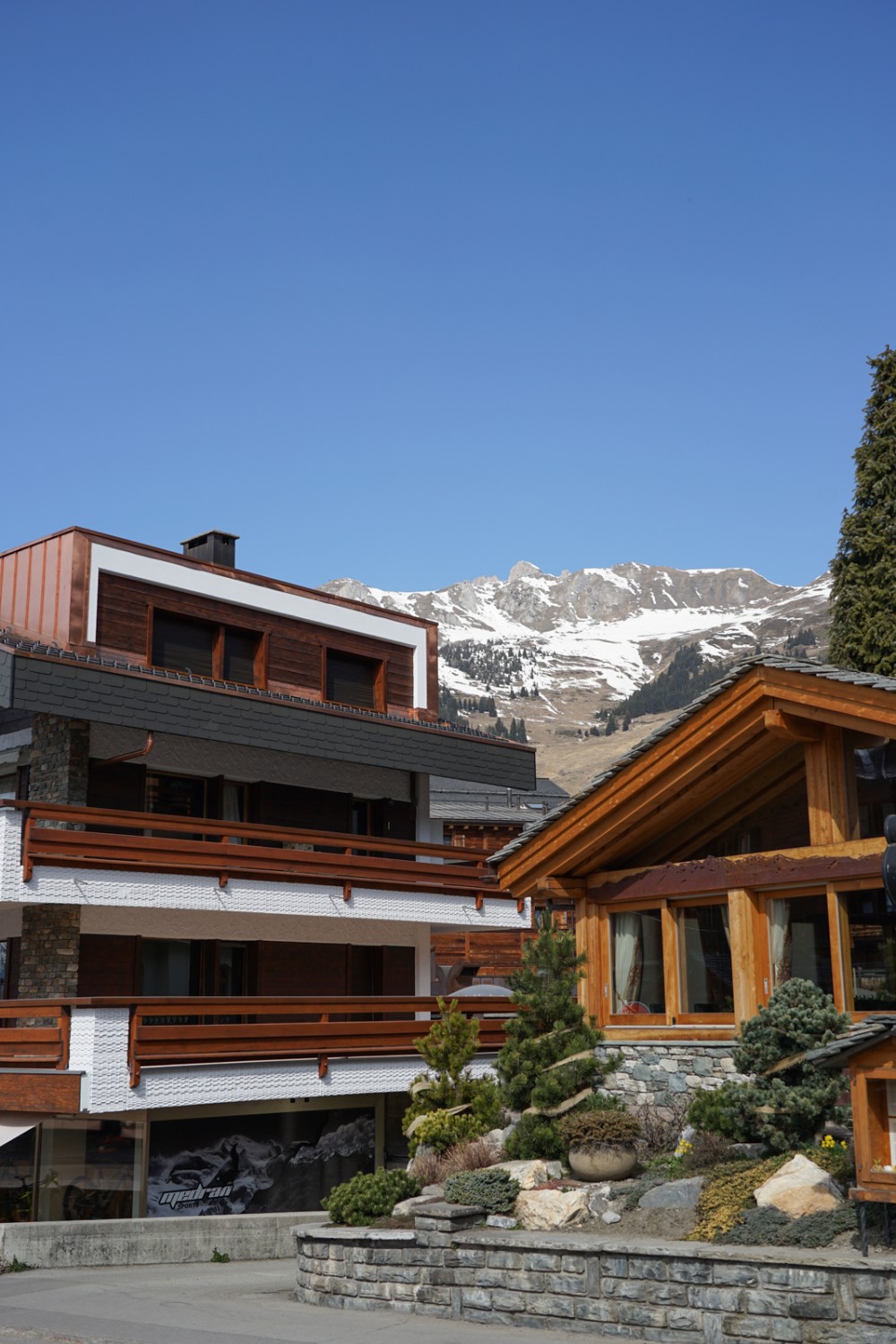 Stilblüten des Heimatstils: Architektur in Verbier. Bild: Reto Wissmann