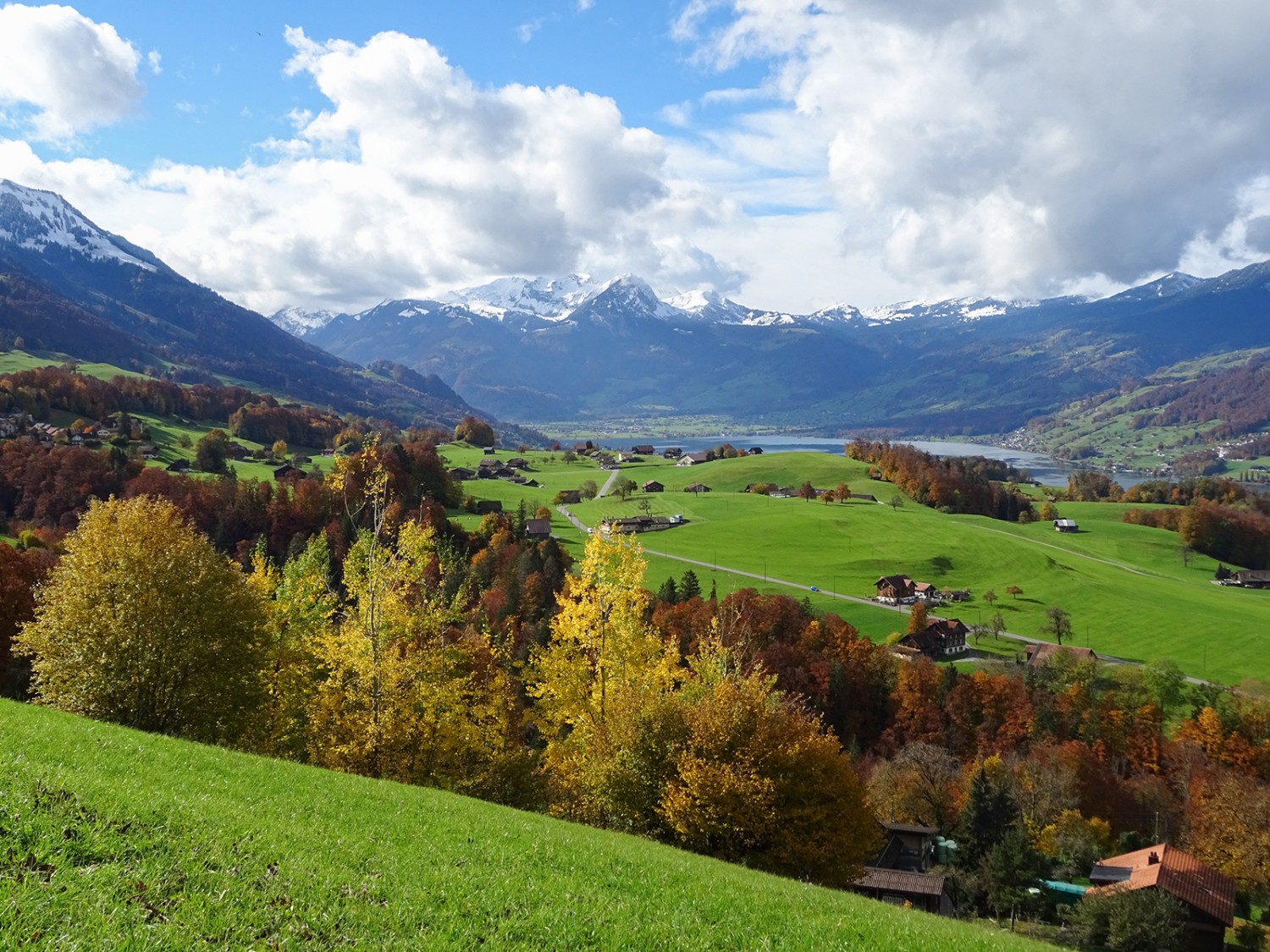 Aussicht auf den Sarnersee zum verschneiten Giswilerstock.