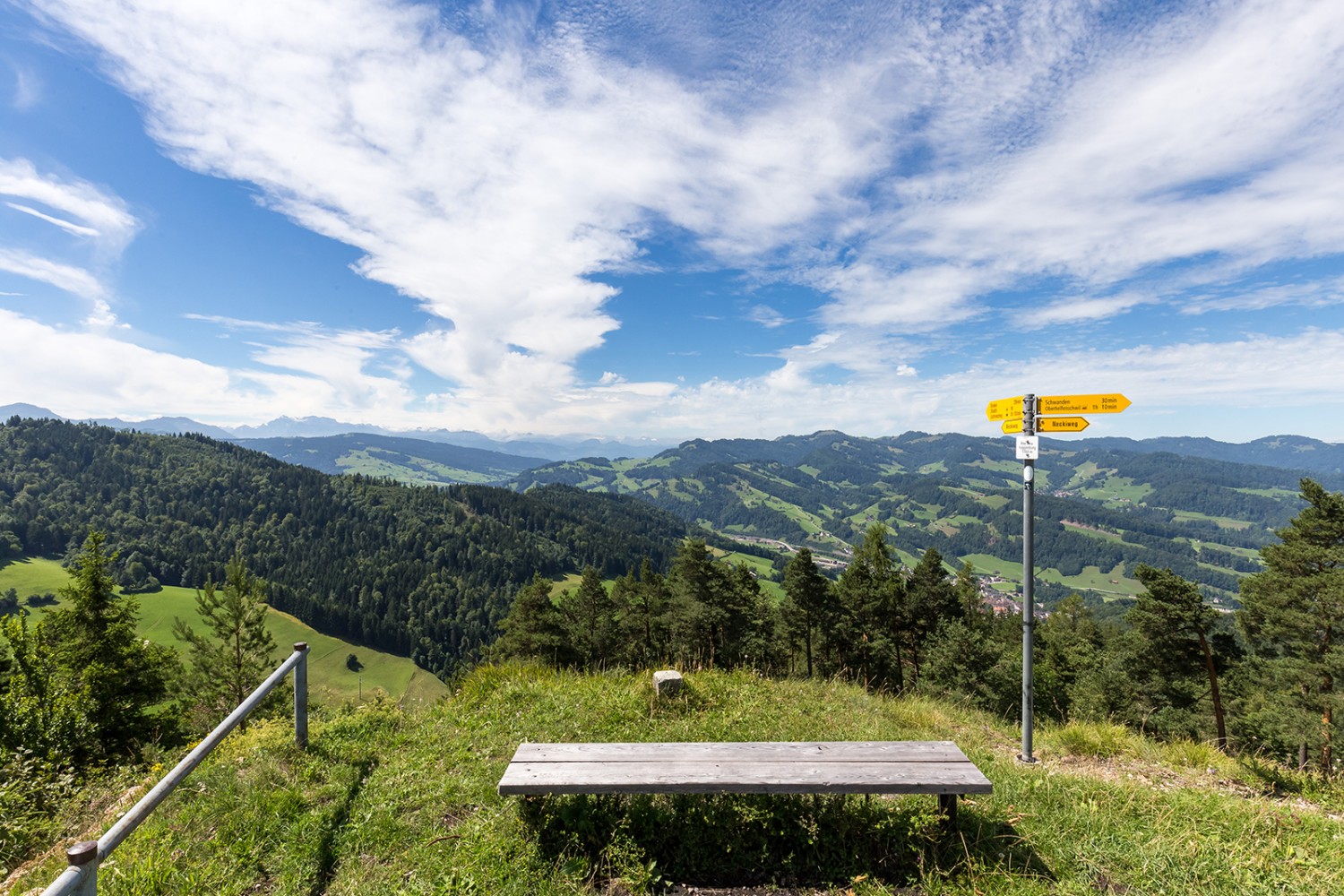 Ausblick von der Ruine Neu Toggenburg ins Land. Bilder: Daniel Fleuti