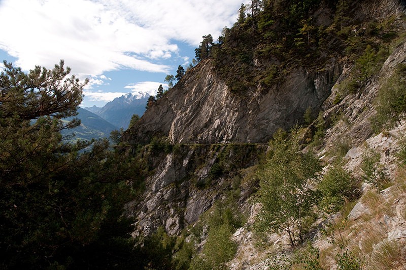 Auf der Wanderung durchs Baltschiedertal sorgen imposante Tiefblicke für Abwechslung. Bilder: Peter Kleiner