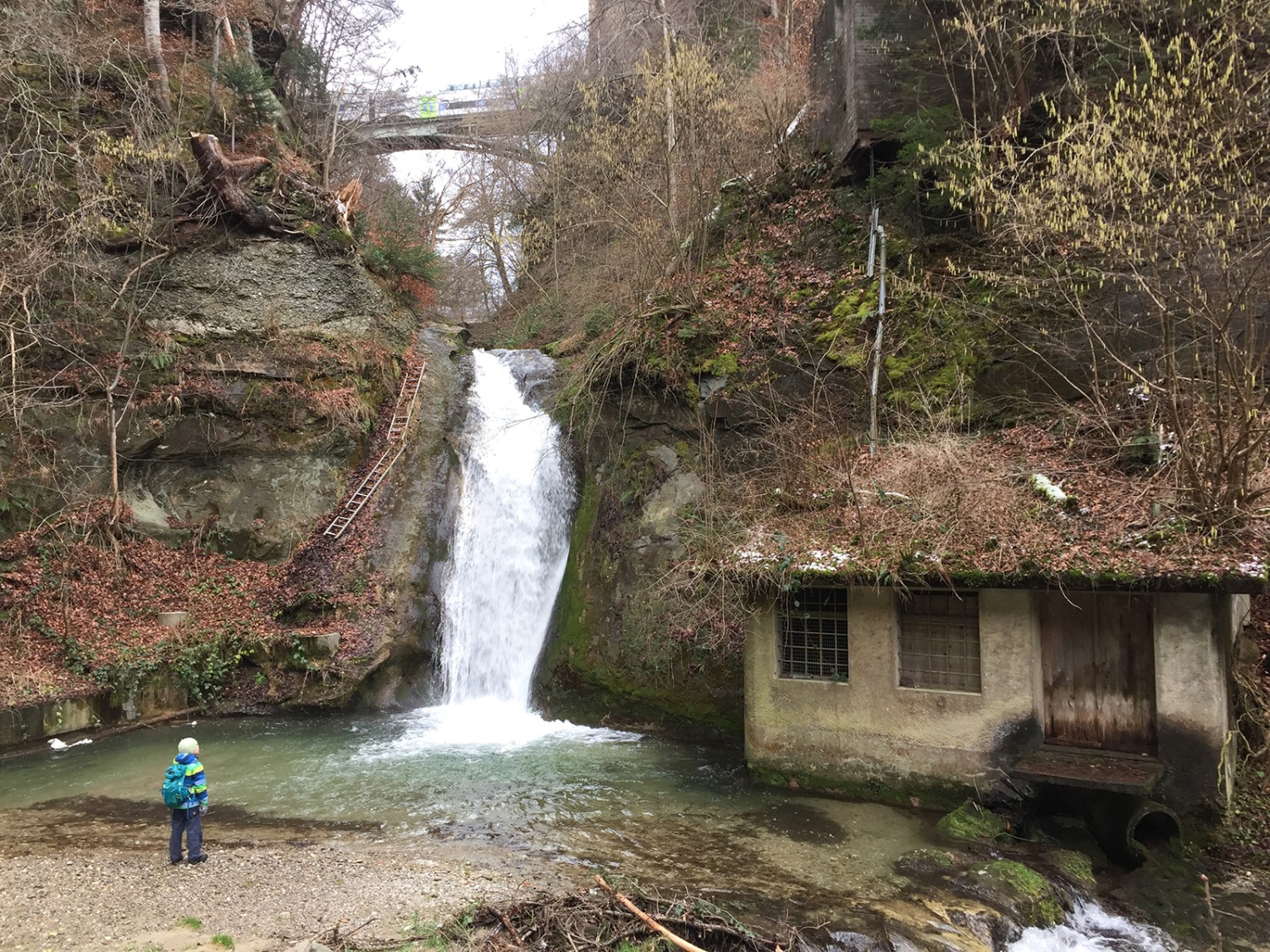 A Niederscherli, la voie ferrée surplombe le Scherlibach.