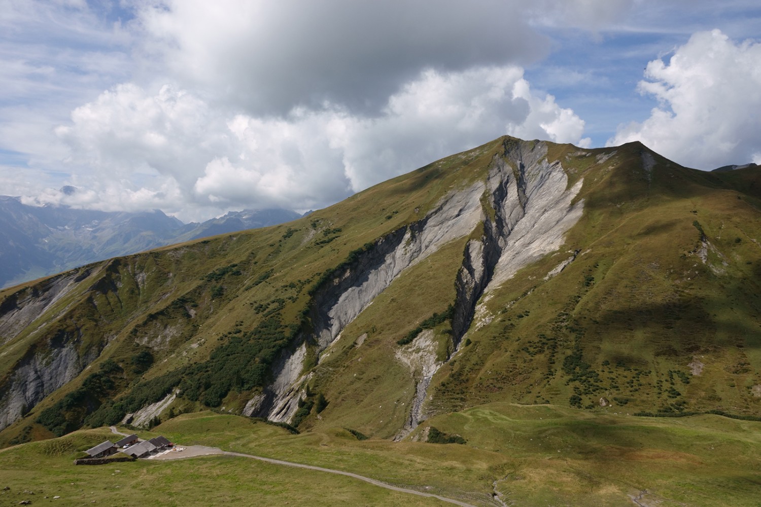 Sur le Foopass: les ruisseaux ont creusé de profonds fossés dans la montagne