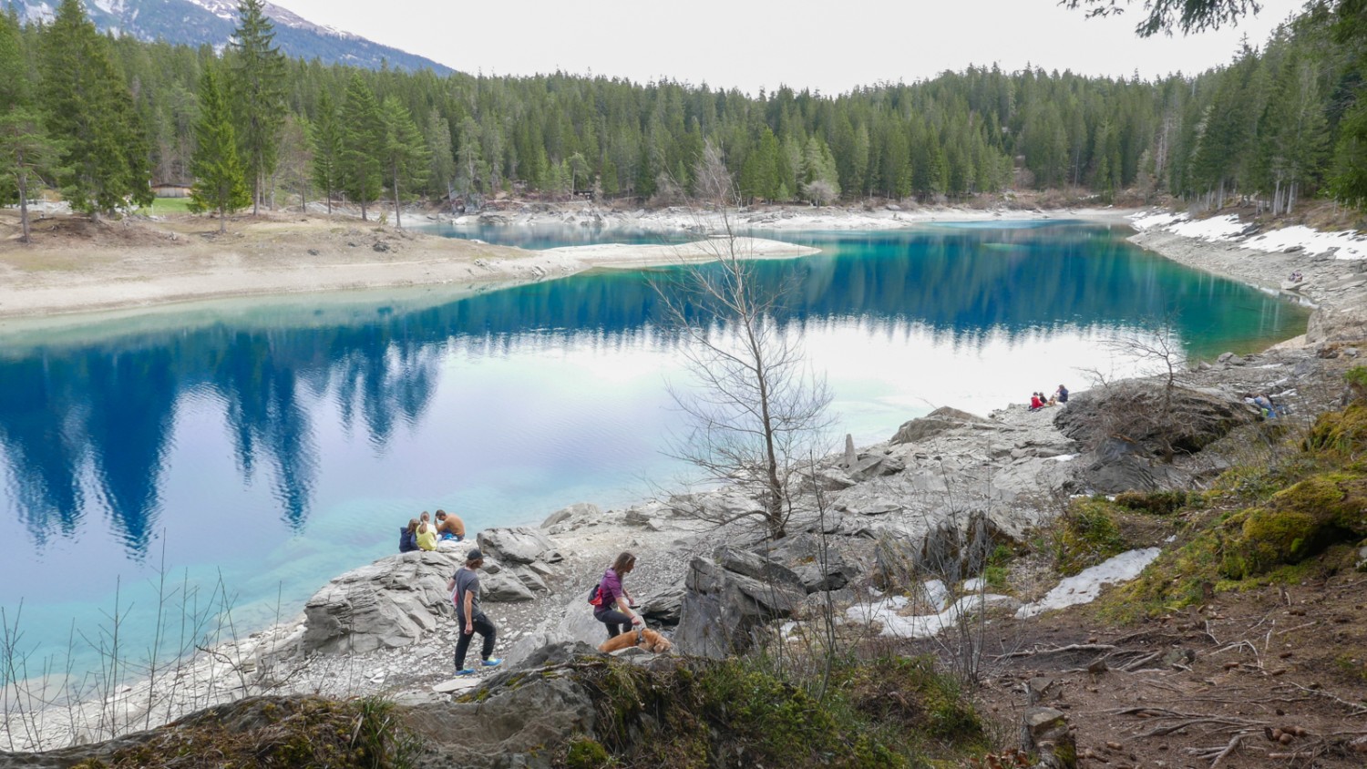 Der Caumasee fasziniert mit seinen vielen verschiedenen Blautönen und bietet ideale Rastplätze.