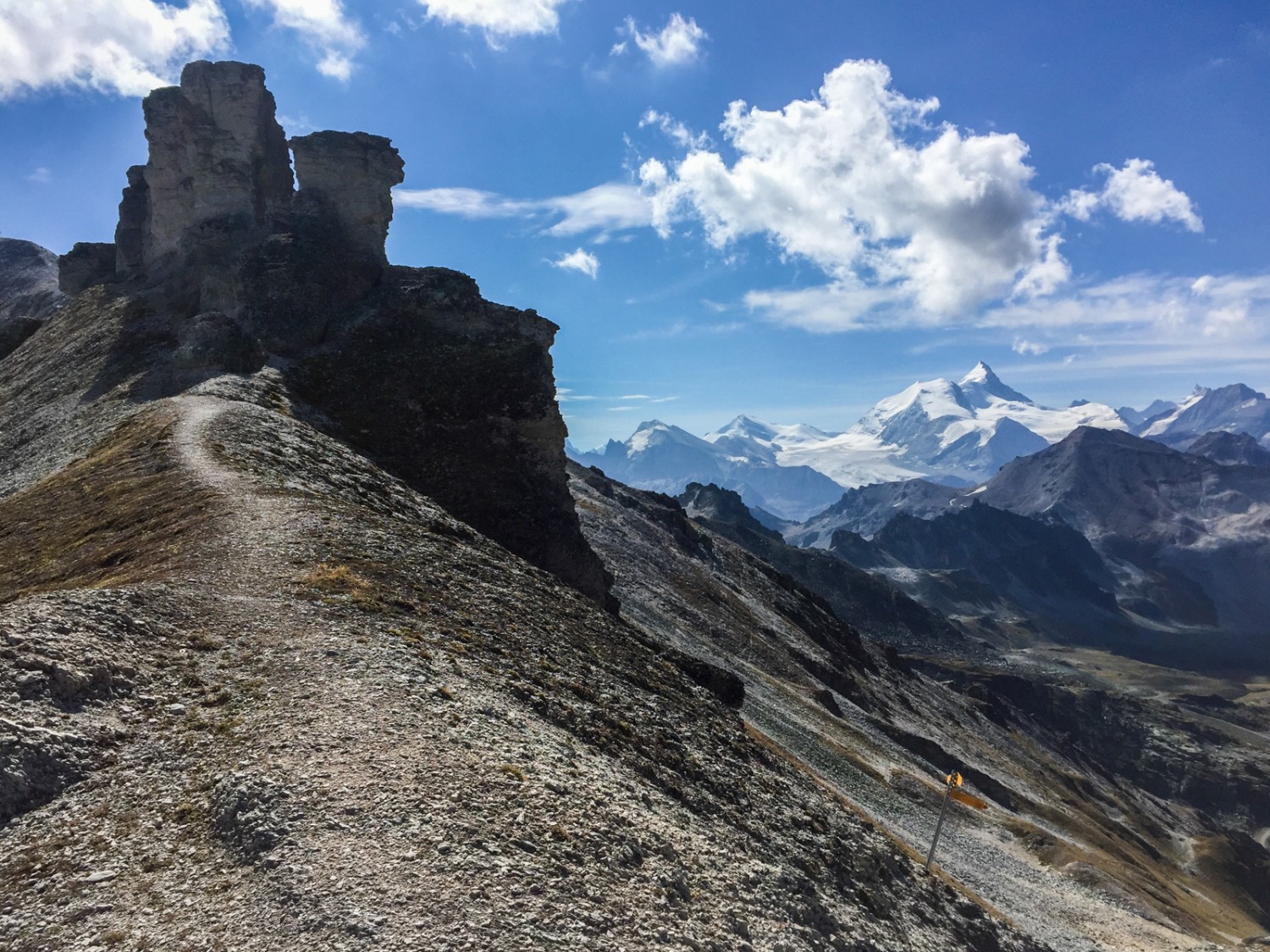 On voit des empilements de pierres le long du chemin menant à la Bella Tola.